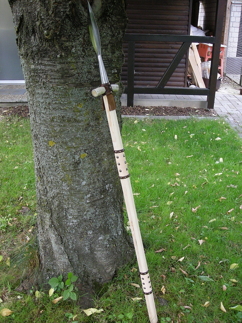 Saufeder mit Stiehl aus Esche. Griffbereich mit Leder eingelegt und mit Ziernägel versehen.