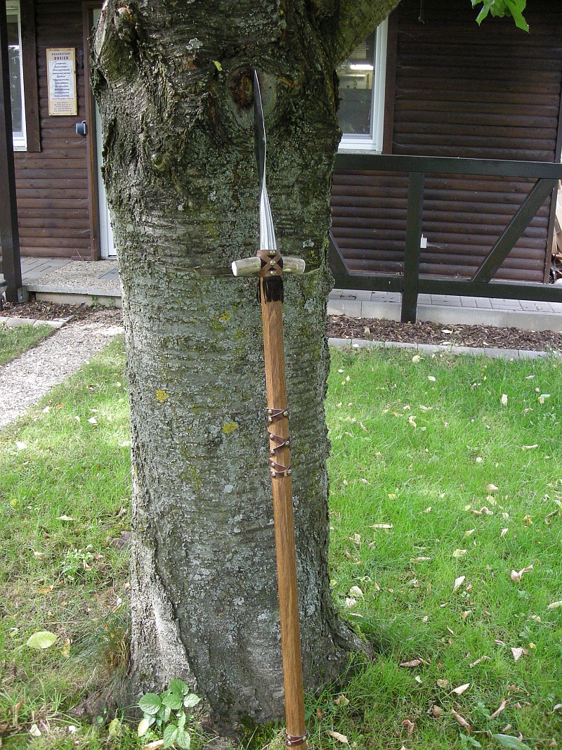Saufeder mit Stiehl aus Mooreiche. Griff und Blattende mit Leder und Ziernägel versehen.